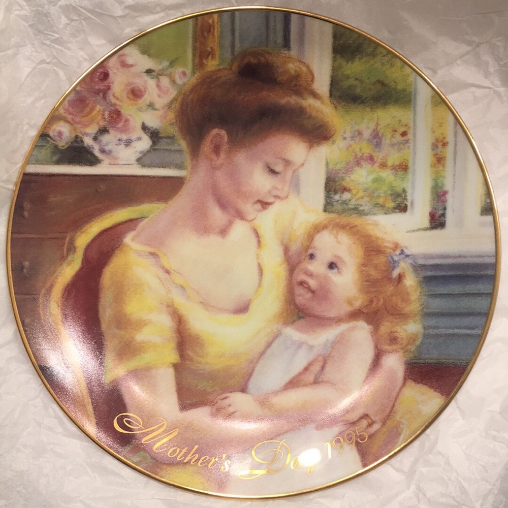 AVON MOTHER'S DAY 1995 "A MOTHER'S LOVE”